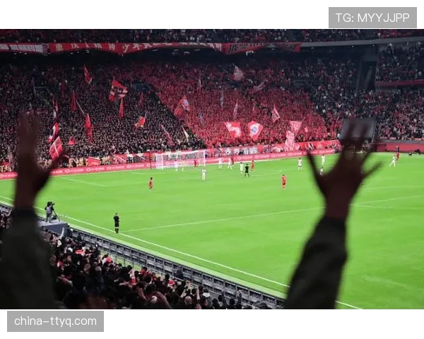 现场：德比战球迷冲突致比赛中断10分钟，警方介入维持秩序